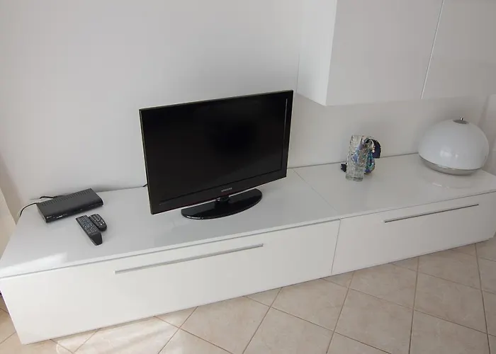 Silky House With Private Parking Apartment Como