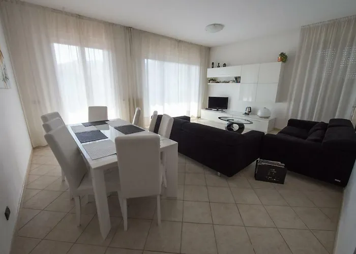 Silky House With Private Parking *