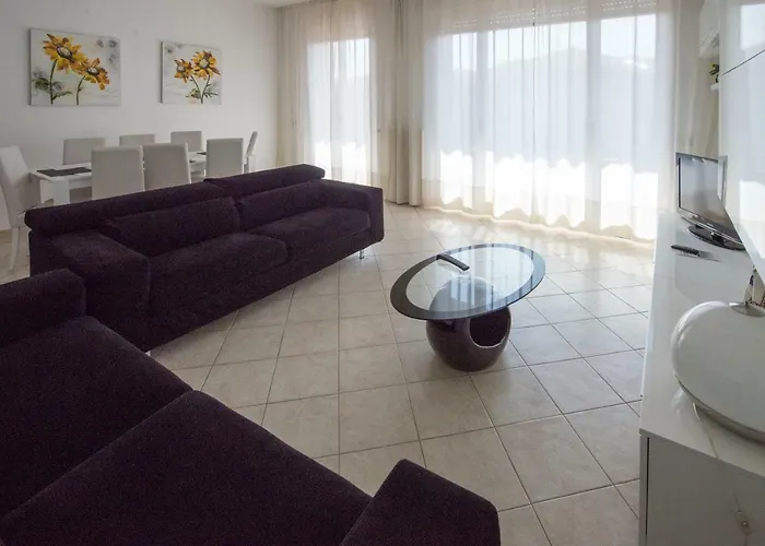 Silky House With Private Parking *