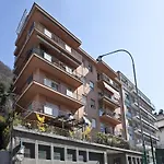 Silky House With Private Parking *