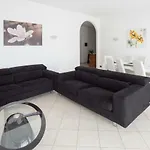 Silky House With Private Parking Apartment
