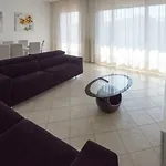 Silky House With Private Parking *