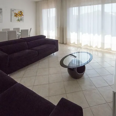 Silky House With Private Parking *